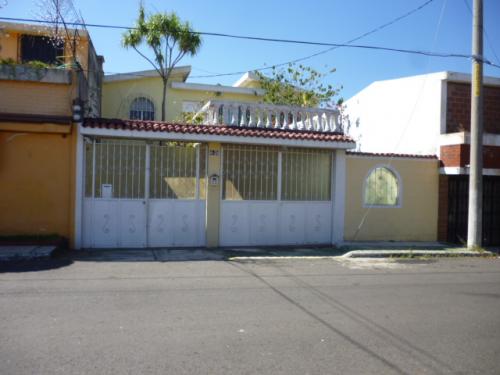 Vendo casa de 2 niveles en Bulevar Sur san Cristóbal zona 8 Mixco