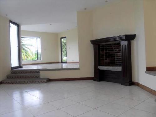 Venta Casa en La Montaña Zona 16