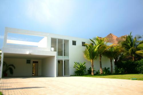 Vendo casa en Juan Gaviota, del lado de la laguna, excelentes acabados! 