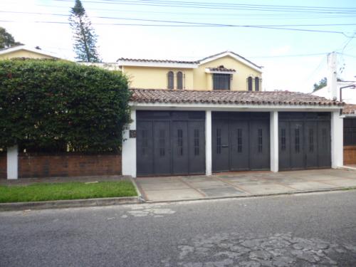 Vendo casa de 2 nivel es de esquina en Mariscal zona 11  