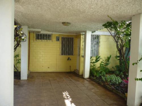 Vendo casa de 2 niveles en Bulevar Sur san Cristóbal zona 8 Mixco