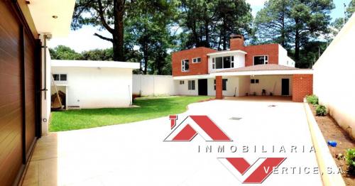 Vendo casa en Carretera a Kanajuyú zona 16, a 5 minutos de Paseo Cayalá 