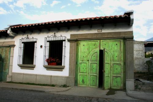 Vendo casa en Antigua Guatemala, en condominio seguro 