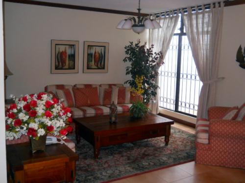 Casa amueblada en renta, zona 15