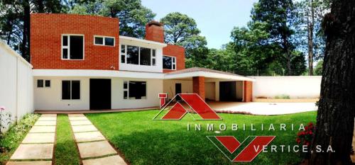 Vendo hermosa casa en Boulevard Kanajuyú, zona 16 a 5 mns de Cayalá