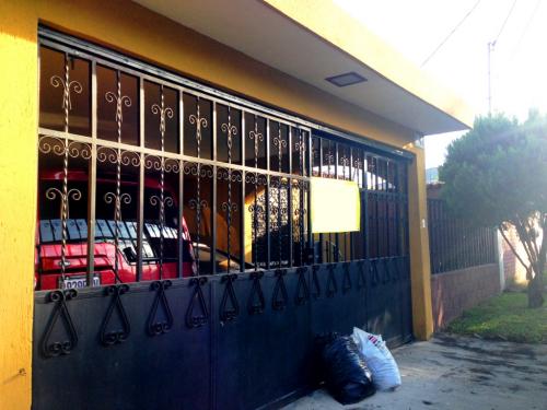 Vendo casa en zona 3 de Mixco, a 3 minutos de Calzada San Juan