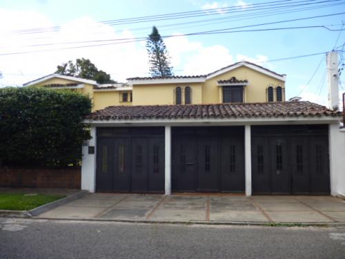 Vendo casa de 2 nivel es de esquina en Mariscal zona 11 no esta en garita