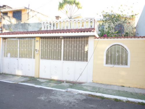 Vendo casa de 2 niveles en san Cristóbal  bulevar sur tiene garita de seguridad