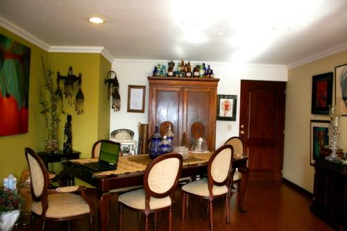 Venta de apartamento Edificio Vivaldi zona 14, en nivel alto