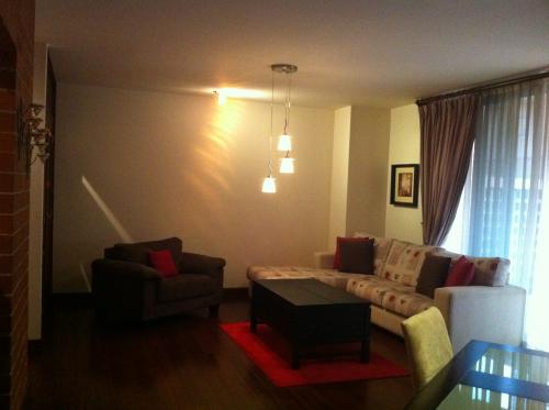 Apartamento Amueblado con Patio, 1er nivel zona 14