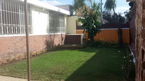 CASA DE UN NIVEL EN ALQUILER ZONA 14 $1,350.00