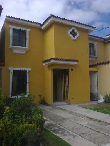 Se renta Casa pequeña en condominio.