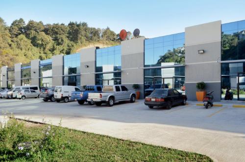 ALQUILO OFIESPACIO EN CENTRO 5 CALZADA LA PAZ 170MTS.