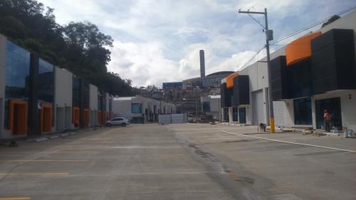 ALQUILO OFIESPACIO PARA ESTRENAR FRENTE AL C.C. PORTALES