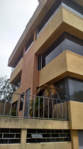 VENDO EDIFICIO DE 4 NIVELES EN LA ZONA 12 