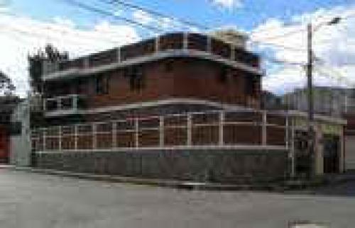 PRECIOSA CASA 2/NIVELES ZONA 13 PAMPLONA, 4/PARQUEOS, CENTRICA, ESQUINA