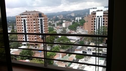 ALQUILO ELEGANTE APARTAMENTO UBICADO EN ZONA 10.  $900.00