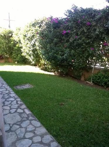 Apartamento con amplio jardin en excelente sector de la Zona 10, atras de Centro Medico