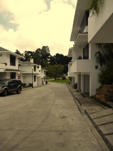 VENDO CASA DE 3 NIVELES EN SANTA ROSALIA CARRETERA A EL SALVADOR 