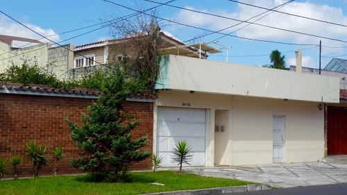 Vendo linda casa con Apartamento Incluido, recién remodelada