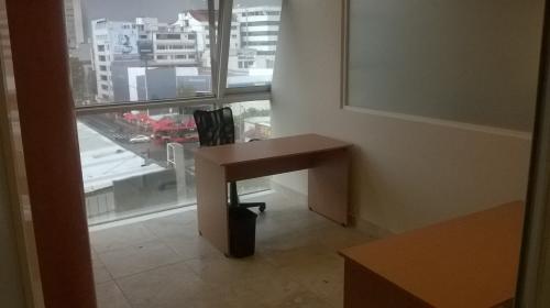 Oficina 12 Mts amueblada con servicios incluidos 