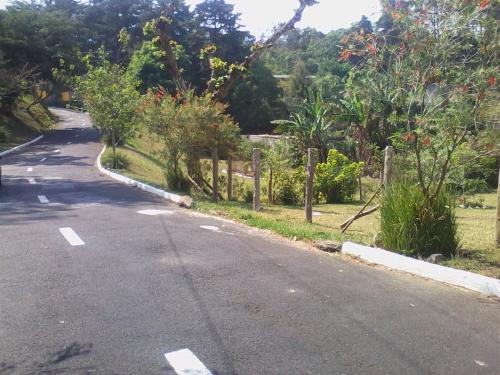  1,506 varas Cuadradas - Planas y Jardinizadas - CARRETERA EL SALVADOR.!!!!!