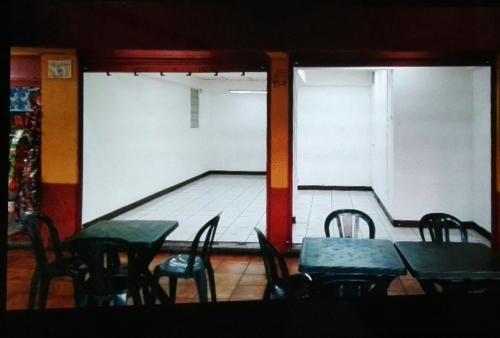 ALQUILO LOCAL COMERCIAL MUY BIEN UBICADO EN 1er NIVEL DE PLAZA UTATLAN, ZONA 7