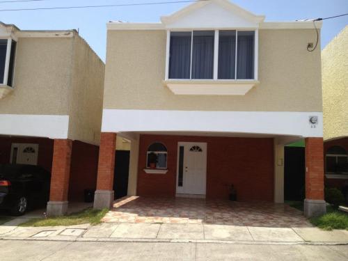 Casa en renta condominio carretera a San José Pinula