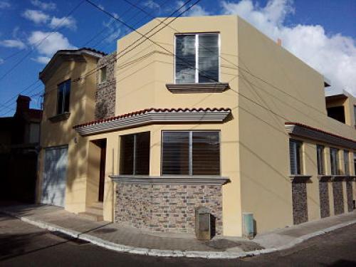 CASA 2 NIVELES ESQUINA CON 2 APTOS, MIRAFLORES ZONA 11 GUATEMALA
