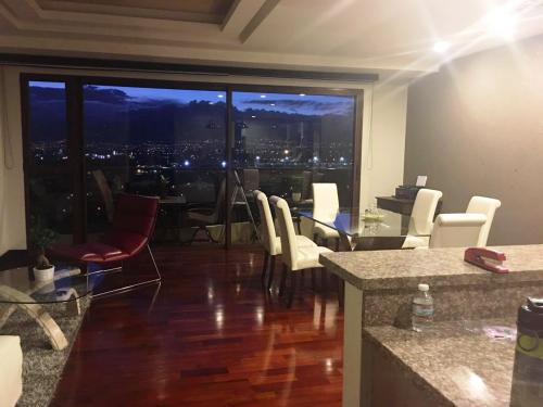 Alquilo Apartamento, Zona 14, 2 Dormitorios, Amueblado