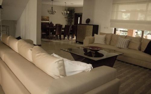 Venta de bellisima casa de 3 niveles en Puerta Grande