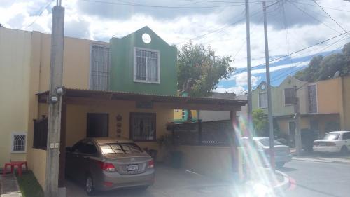VENDO CASA en Alamedas de Santa Clara Condominio Las Margaritas, Villa Nueva