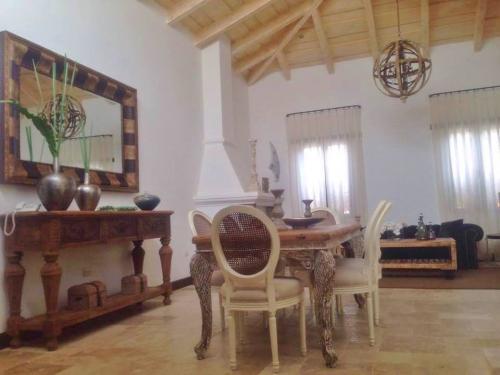 SE VENDE HERMOSA CASA EN CONDOMINIO LOS LLANOS