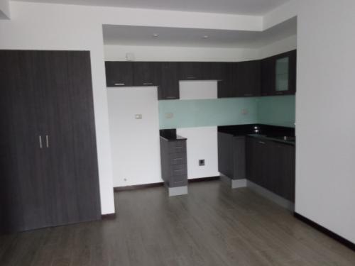 Apartamento en edificio en renta zona 10 nivel medio
