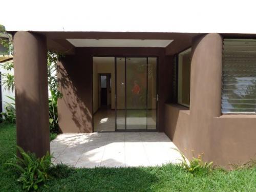 Casa renta de 2 niveles en zona 14 Fuera de garita