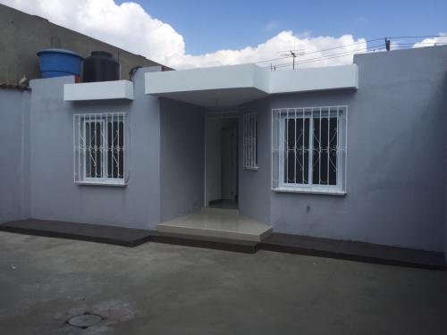 ALQUILER DE CASA EN SAN CRISTÓBAL / AMBIENTE MODERNO