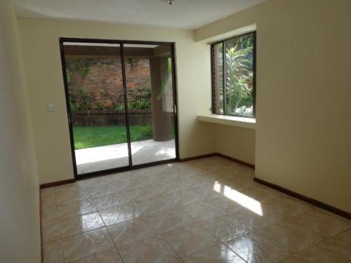 Casa en renta de 2 niveles zona 14