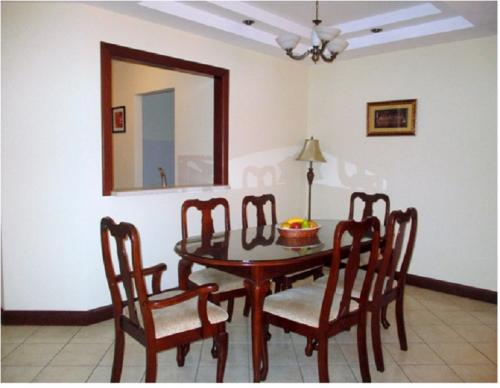 Apartamento amueblado y equipado en venta zona 10 Nivel Intermedio