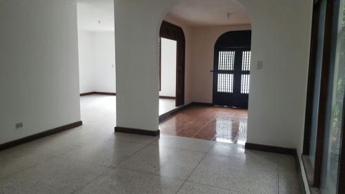 Casa en renta zona 15 dentro de condominio