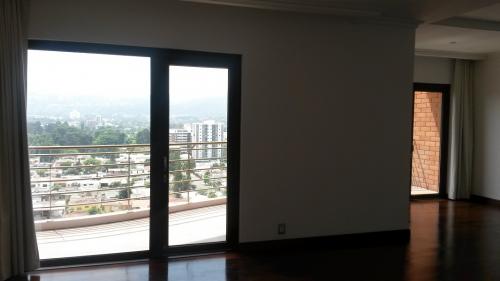 Apartamento en renta zona 14 Edificio Tadeus