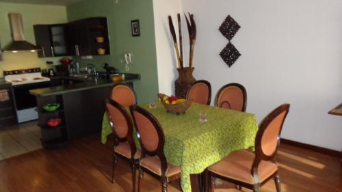 Apartamento amueblado en renta zona 13 Nivel Alto