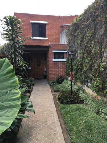 ZONA 11 ALQUILO CASA EN BALCONES DE LAS CHARCAS 