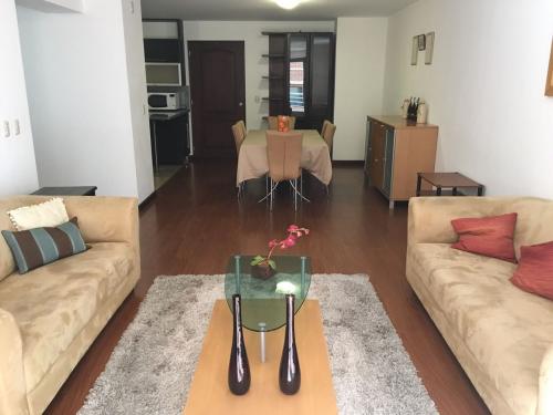 ZONA 14 ALQUILO APARTAMENTO AMUEBLADO DE 2 DORMITORIOS 