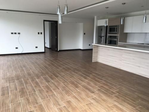 ZONA 15 ALQUILO APARTAMENTO DE 2 DORMITORIOS CON JARDIN INTERNO 