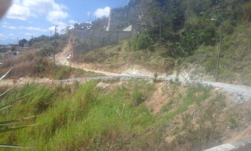 VENDO  bonito terreno en El Edén zona 18 contiguo a Pinares del Norte