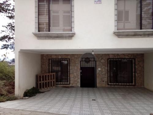 PRECIOSA CASA PARA ESTRENAR SAN GASPAR 2 ZONA 16, 2 NIVELES 2 GARAJES