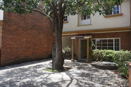 Townhouse dentro de condominio zona 10