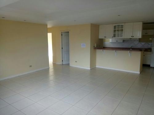 Alquilo o rento amplio apartamento en sector residencial de zona 10