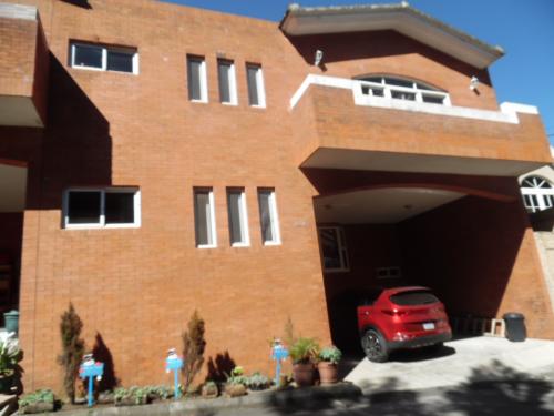 MUNDO INMOBILIARIO VENDE AMPLIA CASA DENTRO DE CONDOMINIO, ZONA 16