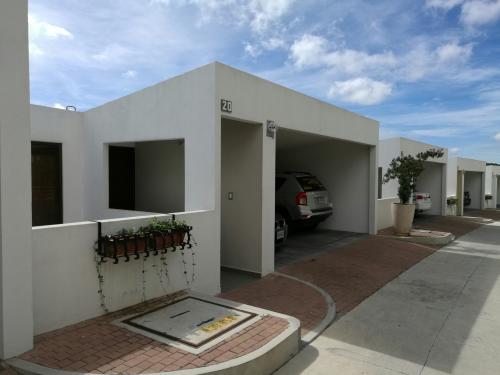 CASA EN CONDOMINIO SANTUARIA DE MUXBAL VENTA/RENTA